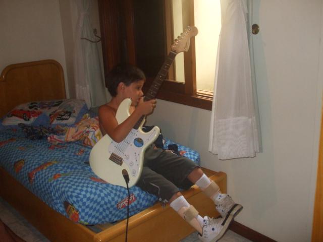 EU DANDO UMA DE GUITARRISTA!!!