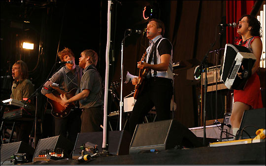 [arcade-fire_353585a[1].jpg]