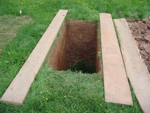 [Image: Grave-digging_sml.JPG]