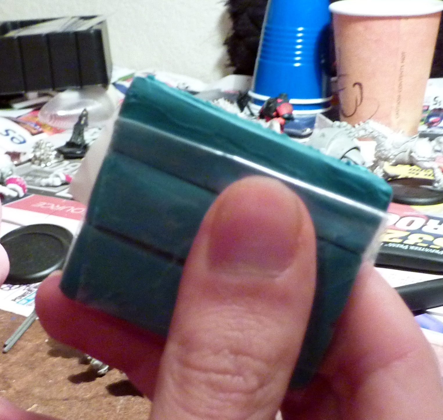 http://1.bp.blogspot.com/_kFiTN3LYJeg/TPECDLZlqtI/AAAAAAAAAGY/NlVtGDRTZs0/s1600/blu+tack.jpg