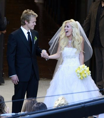 Who Made Carrie Underwood Wedding Dress