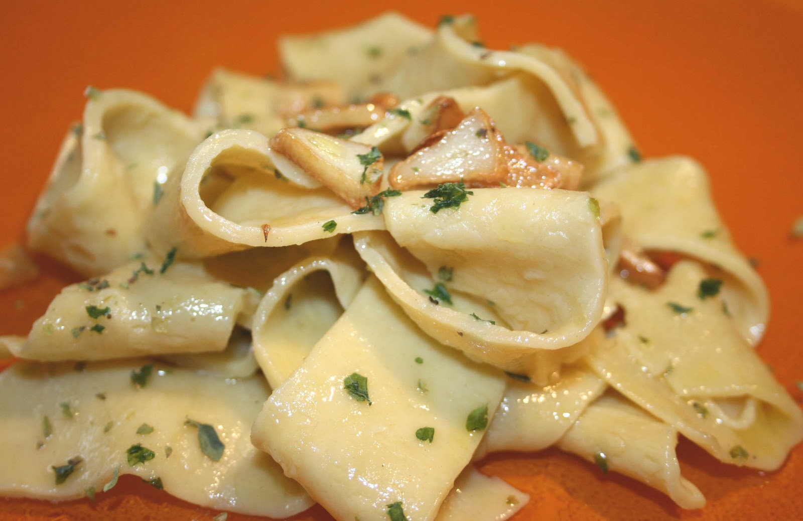 Saboreando Pappardelle caseros al aglio e olio