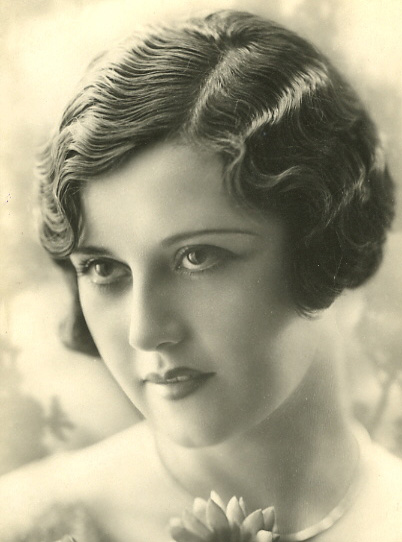 Short 1920s Hairstyle In the early twenties,hats were wider in order to hold 
