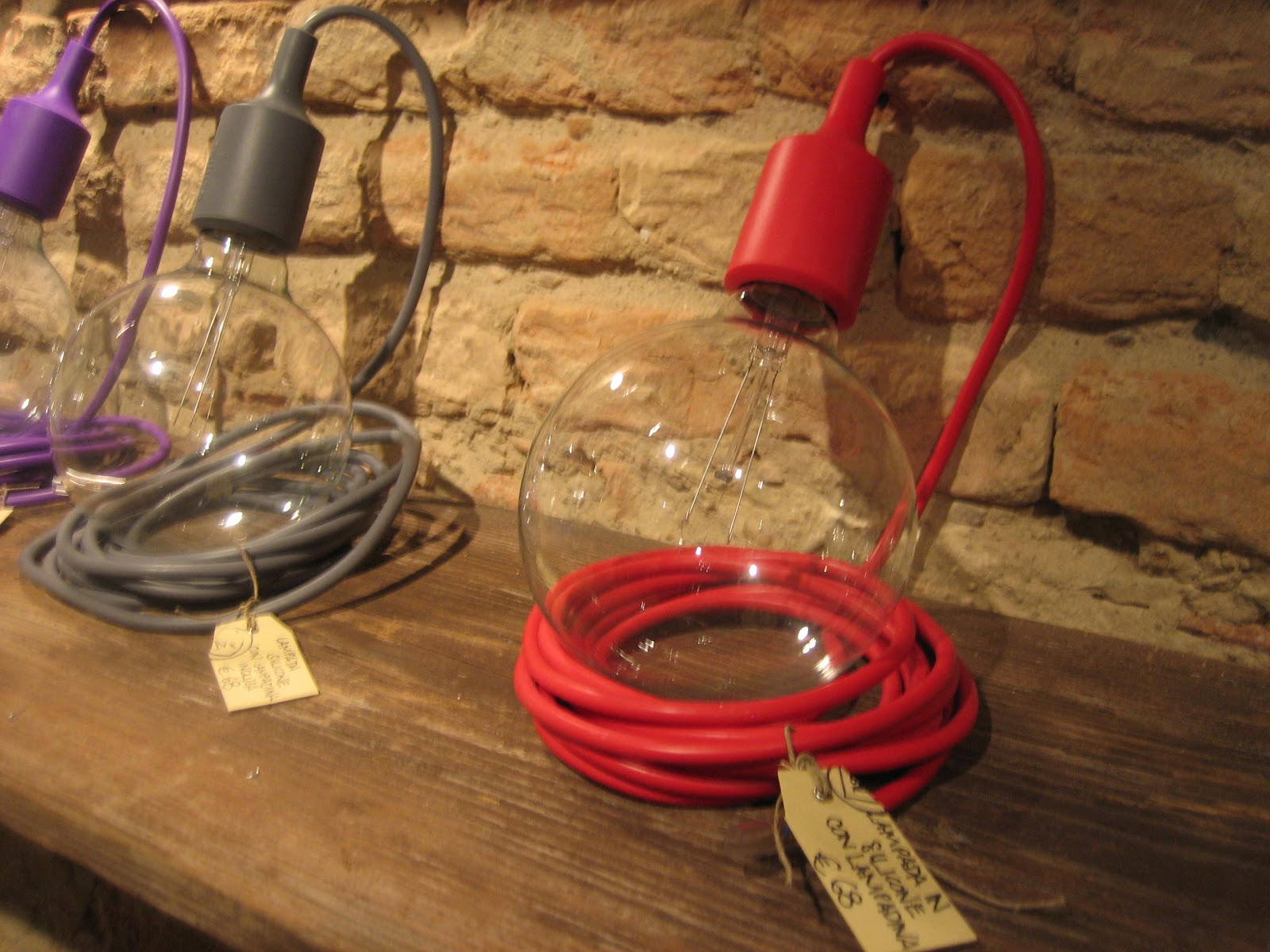 Lampade filo muro: lampada da tavolo con filo rosso medusa ...