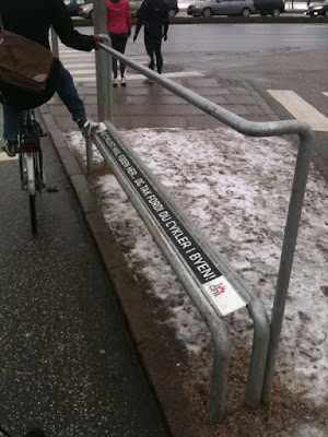 Kööpenhaminalainen jalkatuki pyöräilijöille (Kuva Copenhagenize.com)