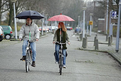 Na kole s deštníkem