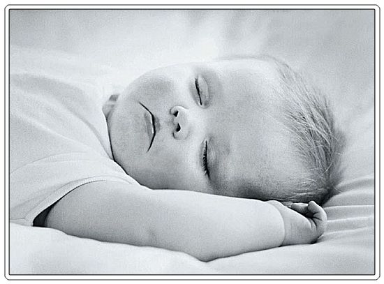 [baby-sleeping-black-and-white.jpg]