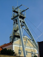 Mine cage lifting gear