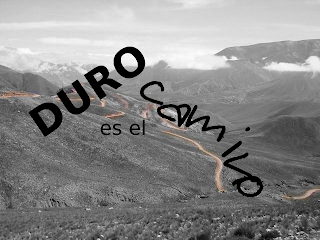 Paisaje en gris con el camino a color, los textos rotados y el texto camino adaptado a un trayecto