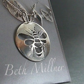 bee_pendant_1.jpg