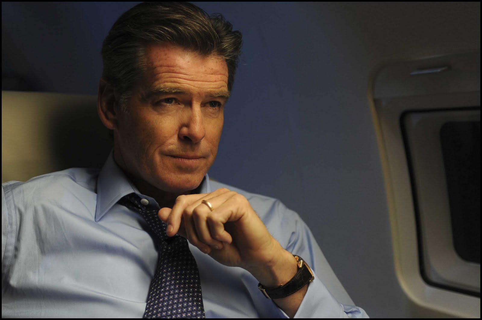 http://1.bp.blogspot.com/_kf6Cmm7gIGk/TFxUtRpFpaI/AAAAAAAABnU/-jzKTgmWa5s/s1600/Pierce+Brosnan+in+%E2%80%9CTHE+GHOST+WRITER%E2%80%9D.jpg