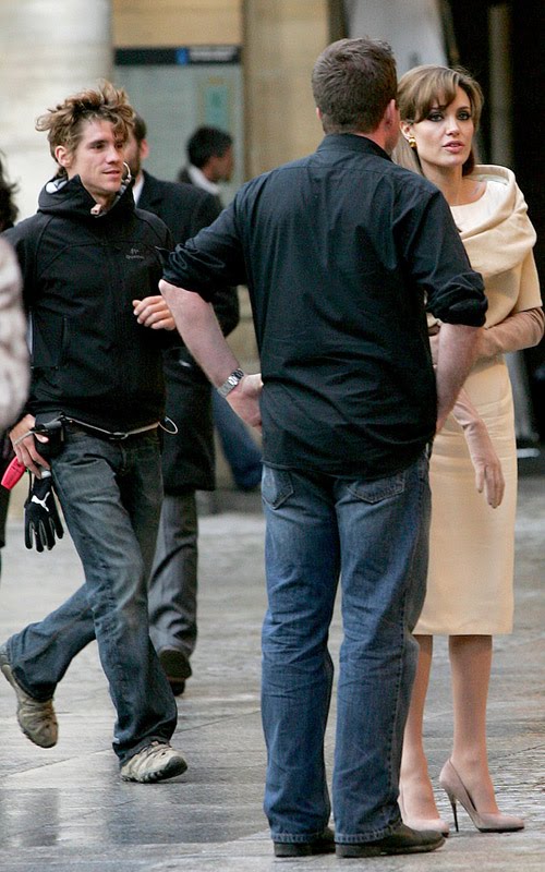 [angelina-brad-tour-022310-2.jpg]