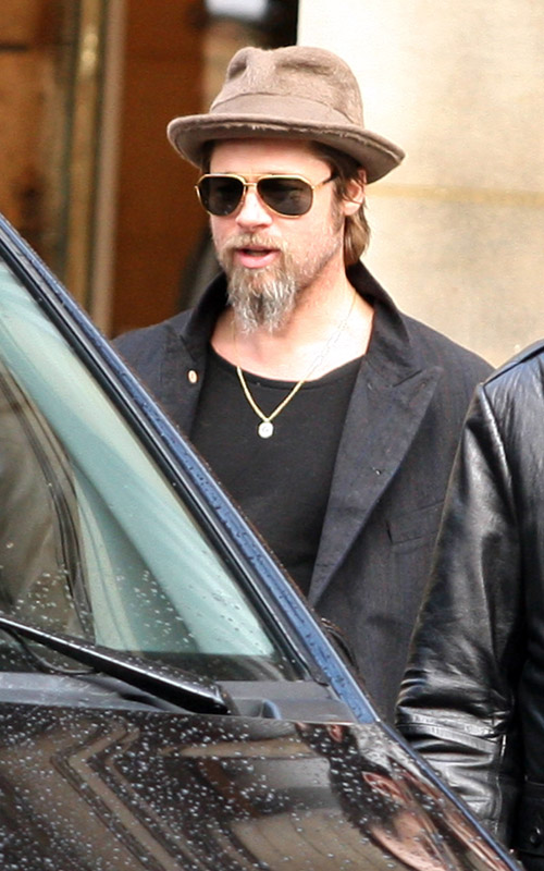 [angelina-brad-tour-022310-13.jpg]