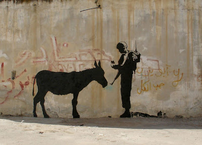 பேங்க்ஸி--வரைந்த "தெருவோர ஓவியங்கள்" - அட்டகாசமான ஓவியங்கள்... - Page 4 Banksy+Street+Art+Photos+%2830%29