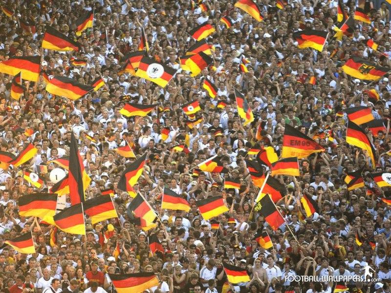 கால்பந்து ரசிகர்களின் குதூகலிப்பு  German+Fans1.