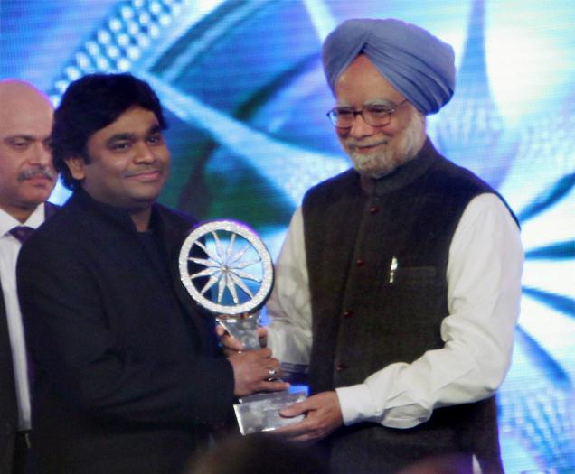 புத்தக வடிவில் ரஹ்மான் வாழ்க்கை வரலாறு! Prime+Minister+Manmohan+Singh+presents+CNN-IBN+Indian+of+the+Year+award+2009+to+A.R.Rahman+at+the+award+function+in+New+Delhi.