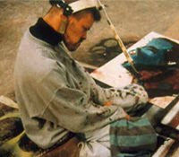 foto de Dan Keplinger, pintando um quadro com sua cabeça através de um pincel extendido, hoje artista consagrado, que teve sua vida documentada e premiada no filme KING GIMP, Oscar de melhor documentário de 2000, realizado por Susan Hadary e Whiteford William. Dan foi o roteirista de seu documentário e nos dá uma lição de superação e de criatividade, demonstrando a importância da singularização do uso de novas tecnologias no processo de inclusão escolar, revelando-se, humanamente, rico e plural na sua vivência como um sujeito com paralisia cerebral.