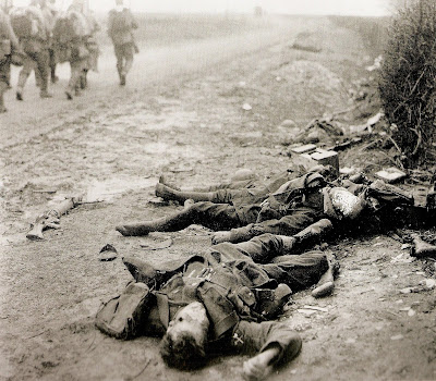 [Humeur-o-mètre] ... en image - Page 13 World+War+I+Great+One+WWI++faceless+dead+American+soldiers+road+ditch+mud