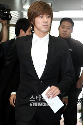 [PHOTOS][30.06.10] Yunho - Park Yong-Ha's Funeral 1+%286%29