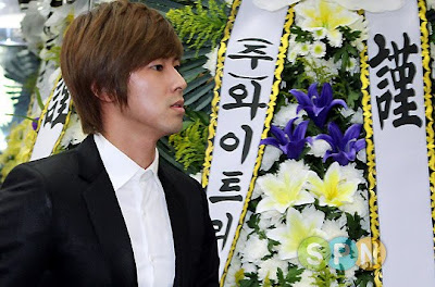 [PHOTOS][30.06.10] Yunho - Park Yong-Ha's Funeral Yunho+%286%29