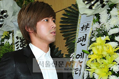 [PHOTOS][30.06.10] Yunho - Park Yong-Ha's Funeral Yunho+%287%29