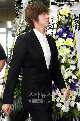 [PHOTOS][30.06.10] Yunho - Park Yong-Ha's Funeral Yunho+%288%29