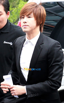 [PHOTOS][30.06.10] Yunho - Park Yong-Ha's Funeral Yunho+%285%29