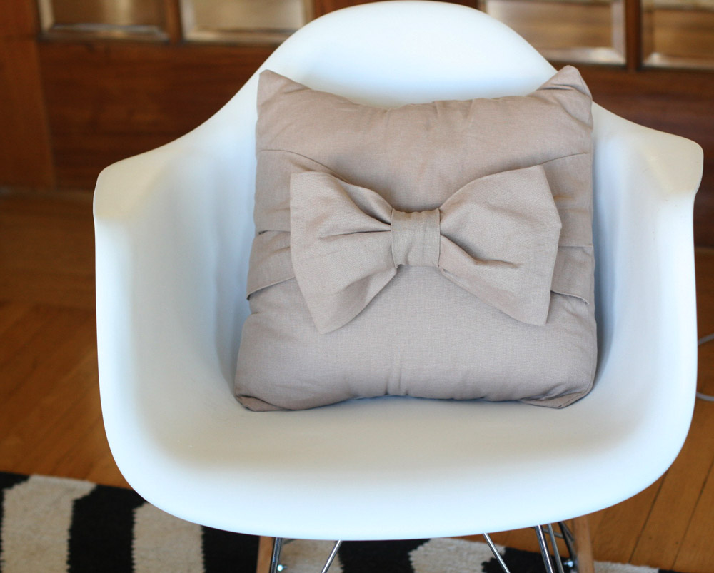 DIY: Big Bow Pillow - Say Yes