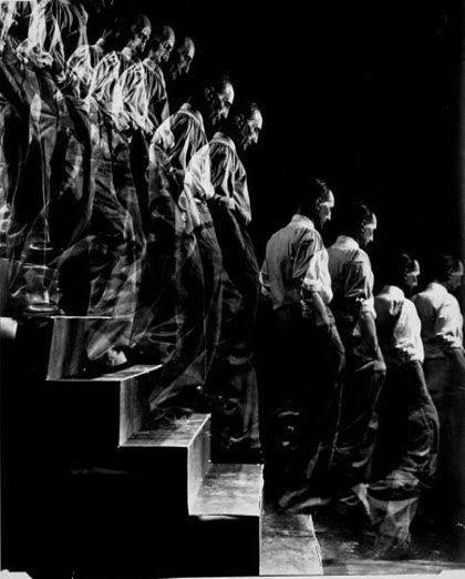http://1.bp.blogspot.com/_l8Kf8qkXvAg/S7_hPErzr-I/AAAAAAAAAI8/zASDxvSaUOk/s1600/Marcel+Duchamp,walking+down+a+staircase.bmp