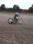 EN LA MOTO DE MI TIO PRACTICANDO