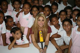 Clasedereligion82 El Lado Mas Solidario De Shakira Fundacion Pies Descalzos