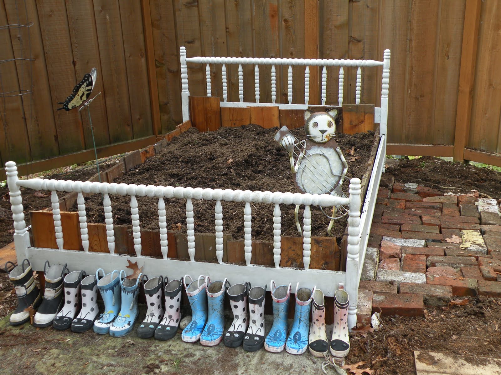 One Robin Road Upcycled Flower Bed