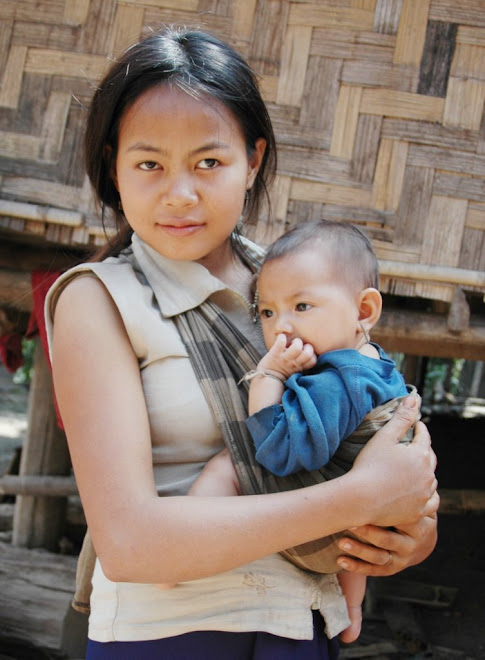 Zusje past op broertje (Laos)