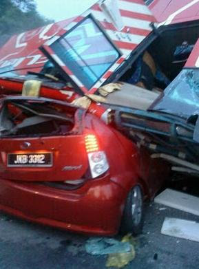 Gambar Kemalangan Di Kilometer 223 Berhampiran Plaza Tol Simpang Ampat - 11/10/2010 (2)