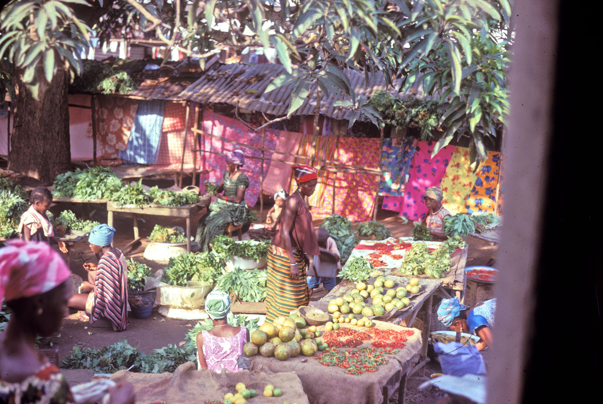 colorful market at Lunsar (Northern Province)