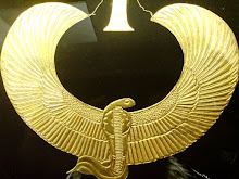 Ägyptische Brustplatte mit Schlange und Flügeln