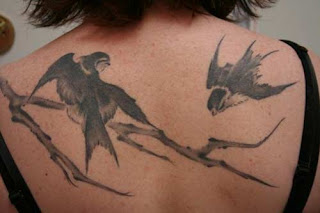 http://1.bp.blogspot.com/_liX2F7QWCiE/TCmoR4jKVtI/AAAAAAAABts/gn7a4-TdMa0/s320/Sparrow+tattoo+on+back+body+girl.jpg