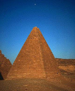 اكتشاف 35 هرما ومقبره اثريه بالسودان  - صفحة 2 Nubian+Pyramid2