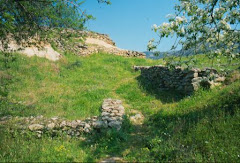 sesklo, thessaly ruins up the hill