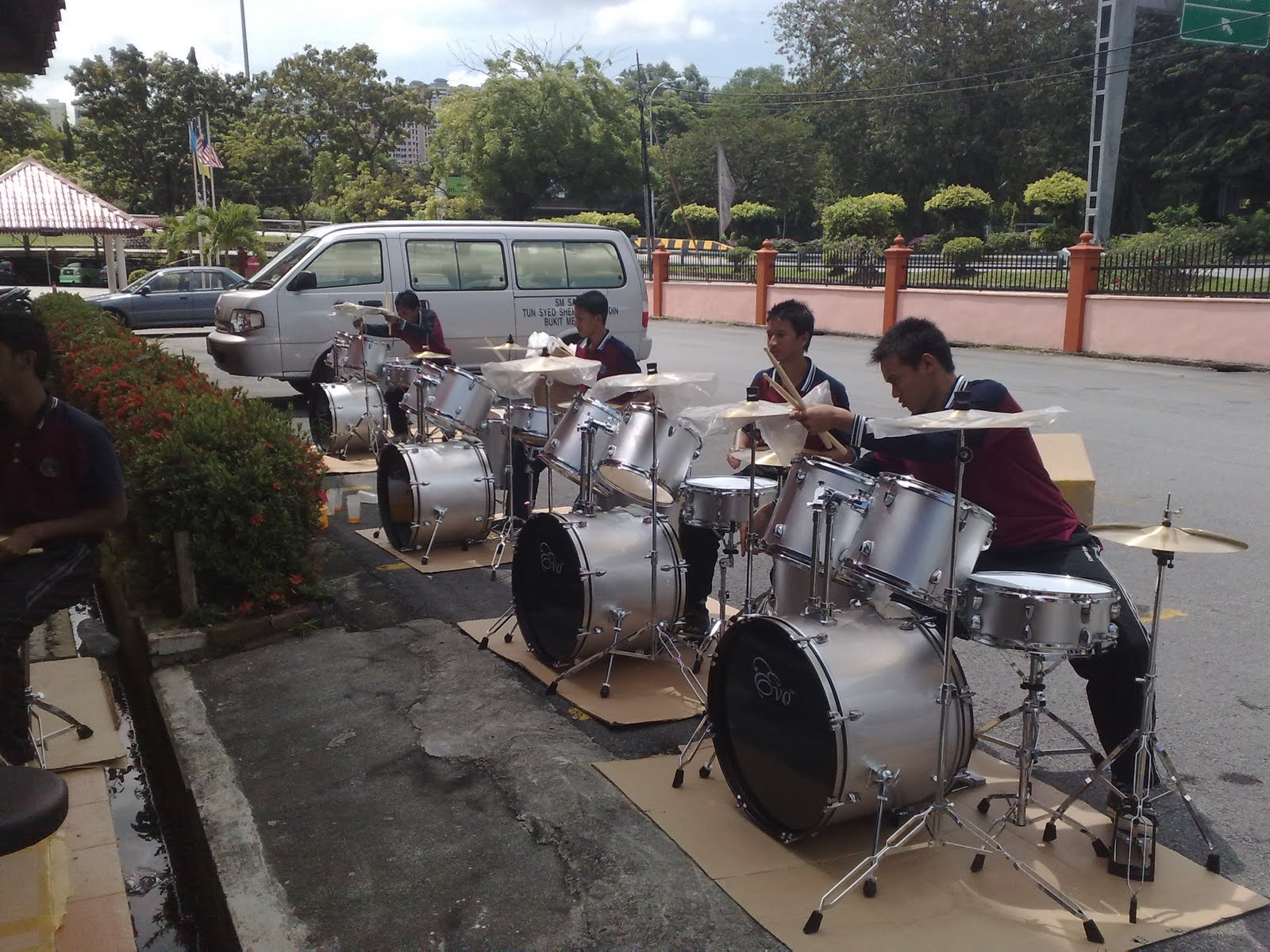 MALAYSIA DRUMMER ZONE PEMASANGAN DRUMSET UNTUK KURSUS DRUM RAKAN MUDA