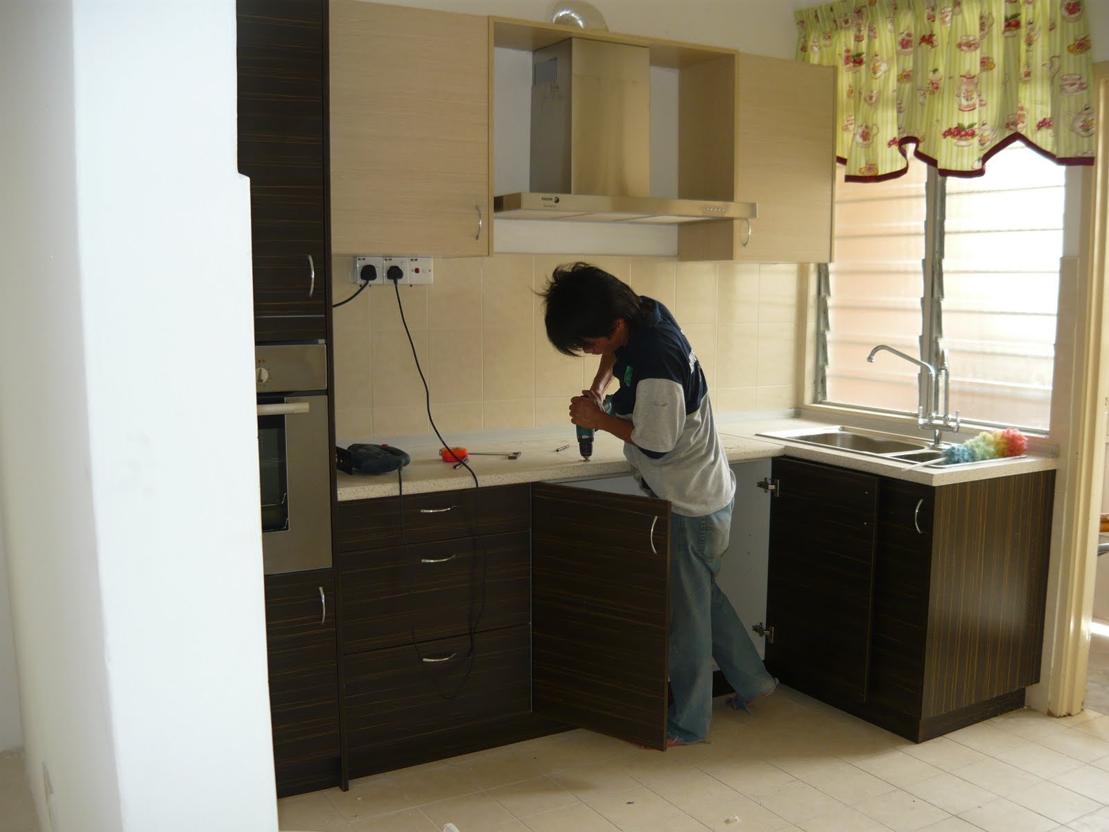 Kitchen Cabinet Yang Telah Berisi