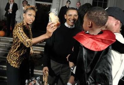 [Michelle+Barack+Halloween+2009b.jpg]