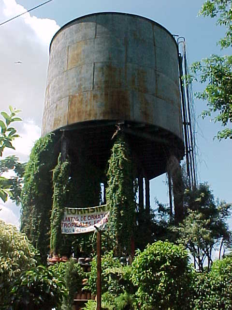 Tanque de agua de abastecimiento al ferrocarril