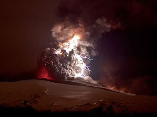 Volcanic Lightning - 14 Jenis Petir Berbahaya Yang Mungkin Belum Anda Ketahui - Simbya
