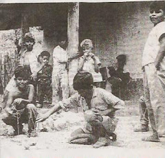 Jugando "trompos" frente a la Bodega de la Negra Matilde: