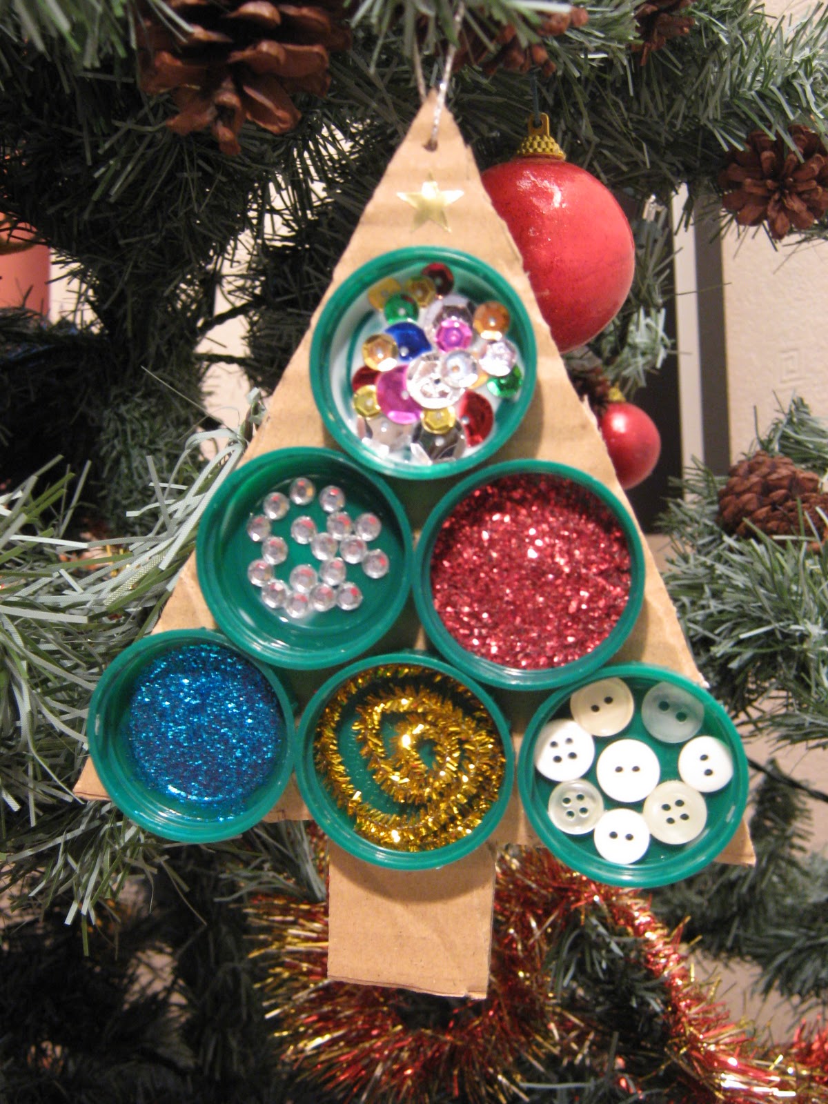 The CraftArty Kid (Old blog) Bottle top Christmas tree