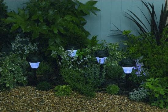 Casas Minimalistas y Modernas: LA ILUMINACION EXTERIOR SOLAR CON LEDS