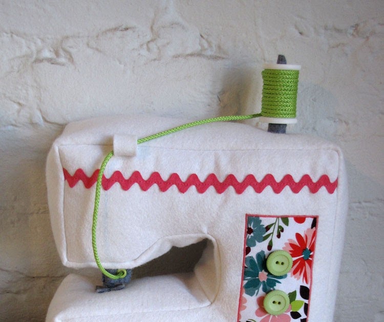 domakefindcreate Now this is my kind of sewing machine...