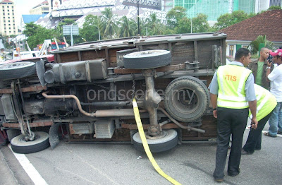 Lori gas Terbalik