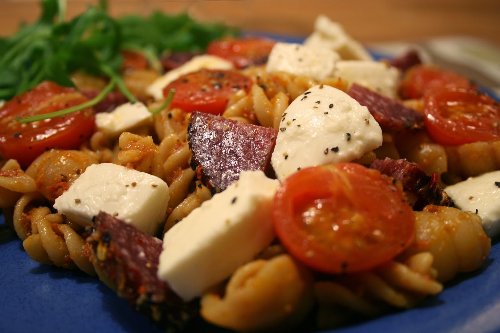 En liten chili Pasta med salami, bakade tomater och mozzarella